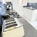 Modern 2 Bed Flat In Moseley