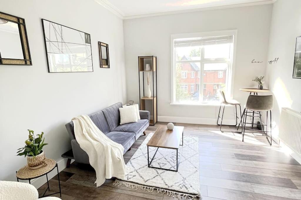 Modern 2 Bed Flat In Moseley *